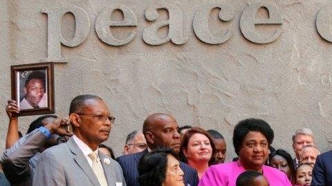 El gobernador de California invitó a familiares de víctimas de tiroteos policiales a subir al palco enfatizando que la ley busca que no se repitan sus trágicas historias.