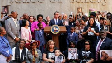 El gobernador de California invitó a familiares de víctimas de tiroteos policiales a subir al palco enfatizando que la ley busca que no se repitan sus trágicas historias.
