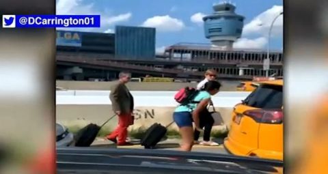Pasajeros a pie con sus maletas
