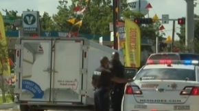 Las autoridades arrestaron al asaltante y agresor.