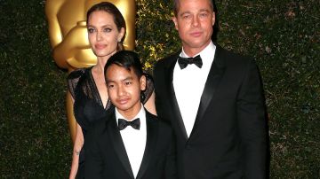 Angelina Jolie y Brad Pitt junto a su hijo Maddox.