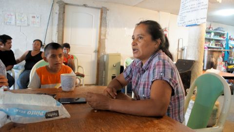 María Dina López junto a su hijo de 11 años. / fotos: Manuel Ocaño.