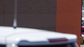 Abbott llamó a "tomar el asunto [migratorio] en nuestras propias manos".