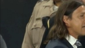 Matías Almeyda enloqueció tras un polémico penal marcado en su contra y arremetió contra arbitro y aficionados.