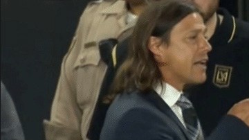 Matías Almeyda enloqueció tras un polémico penal marcado en su contra y arremetió contra arbitro y aficionados.