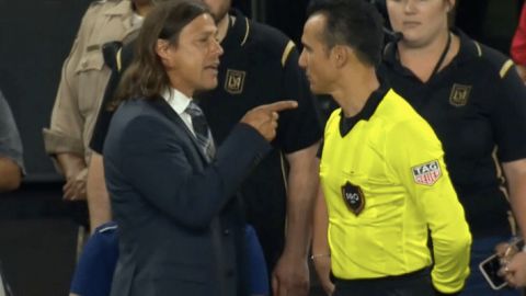 Matías Almeyda enloqueció tras un polémico penal marcado en su contra y arremetió contra arbitro y aficionados.