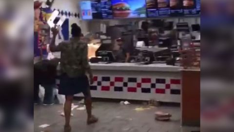 El que no le pudieran servir un McFlurry sacó de quicio a esta mujer.