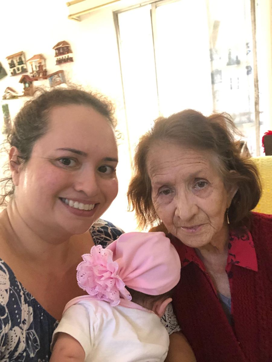 Gina Moran (en la foto con su bebita) cuida a su mamá Alba que tiene Alzheimer.