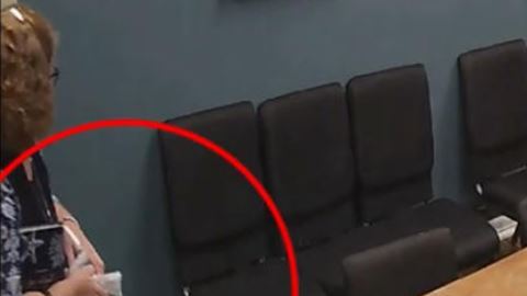 La diócesis explicó en un comunicado que fueron cámaras de vigilancia las que captaron las acciones de la mujer.