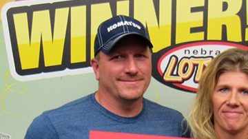 Moore con su premio de Powerball.