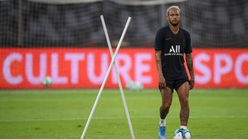 Neymar podría estar ante la posibilidad de permanecer en París, debido al impagable costo de su ficha.