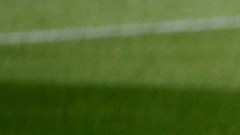 El brasileño Neymar podría quedarse un año más en París debido a la inviabilidad de su traspaso, al menos para el Barcelona.