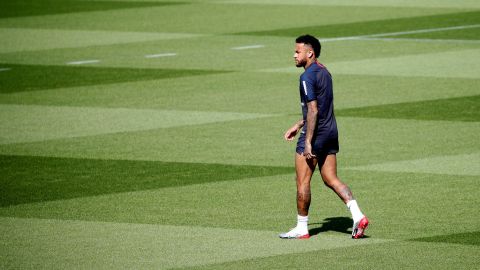 El brasileño Neymar podría quedarse un año más en París debido a la inviabilidad de su traspaso, al menos para el Barcelona.
