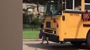 Niña por poco es atropellada bajando de un autobús escolar.