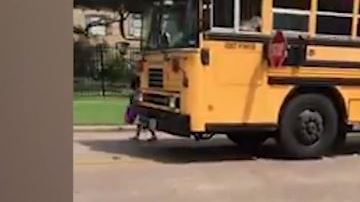 Niña por poco es atropellada bajando de un autobús escolar.