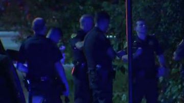 Las autoridades respondieron a reportes de un tiroteo en el exterior de una residencia.