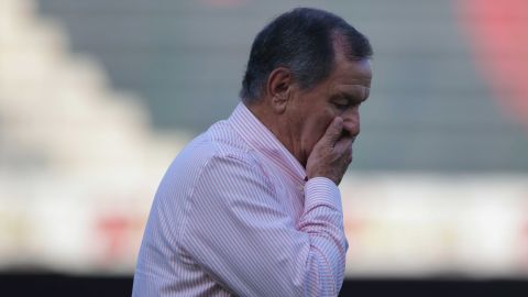 Enrique Meza ahora tiene en su Currículum dirigir al peor equipo de la historia.