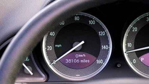 Tu auto pudiera ya contar con un sistema de control de velocidad, conocido como "cruise control"