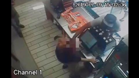 El hombre no soportó que los trabajadores no fueran capaces de cumplir con su orden.