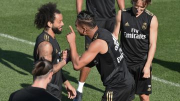 Los jugadores del Real Madrid bromean durante un entrenamiento previo al partido contra el Villarreal.