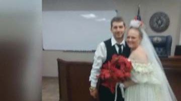 La pareja murió en un accidente de tránsito.