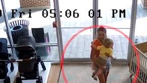 La mujer ingresó con su bebé, pero pensó que sus cómplices se lo llevarían.