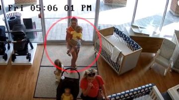 La mujer ingresó con su bebé, pero pensó que sus cómplices se lo llevarían.