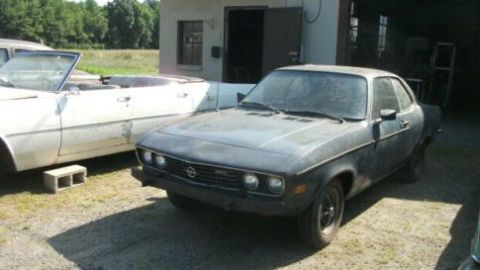 Por menos de $1,000, un comerciante quiere vender un Opel Manta en eBay. El auto deportivo fue creado para competir contra el Ford Capri