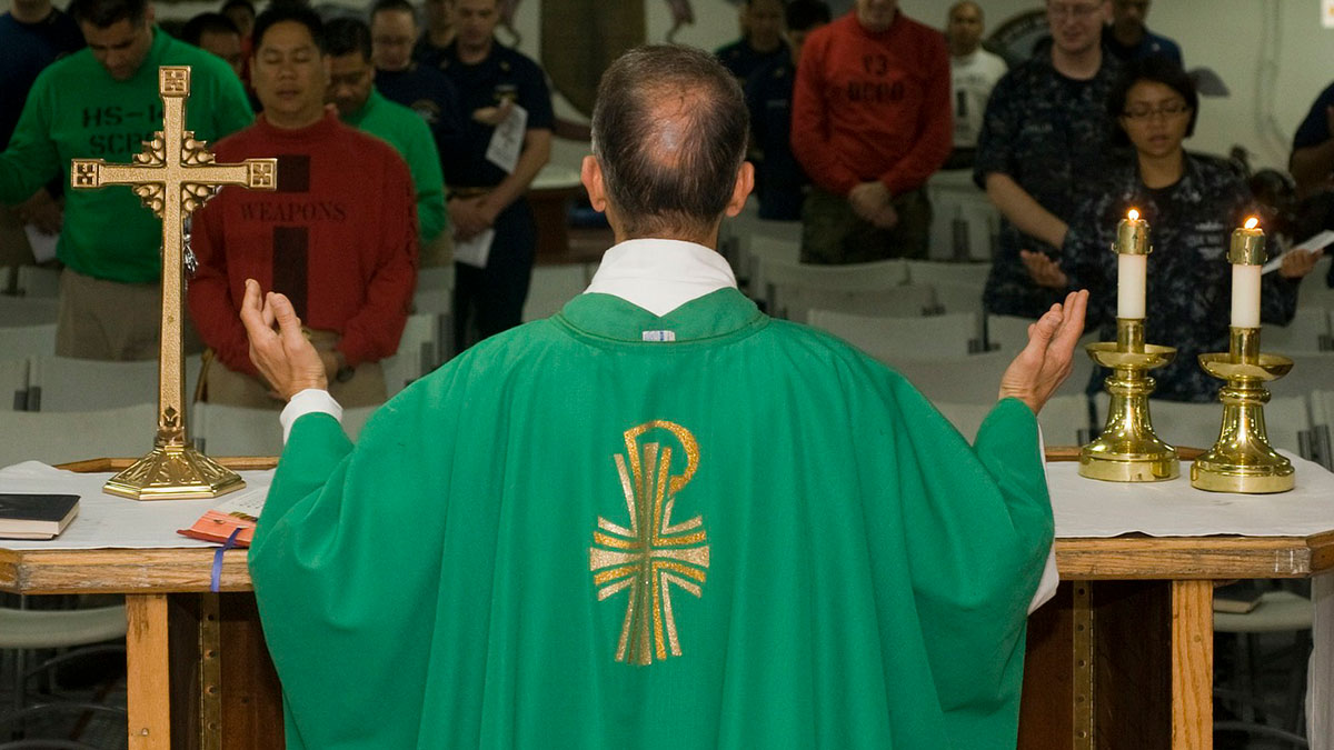 Este es el salario que tienen los sacerdotes, cardenales y el Papa - La  Opinión