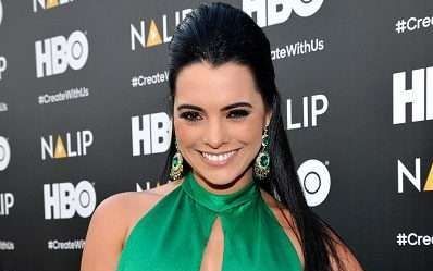 Scarlet Gruber se quedó sin camisa y sin sostén - La Opinión