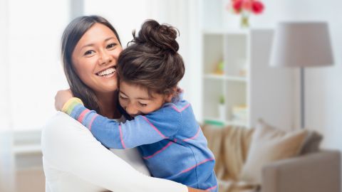 Exprésales tu amor sin vergüenza con acciones y palabras, para que estén en contacto con sus sentimientos.