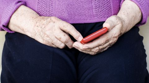 La mujer se molestó por algo que ocurrió con su hija.