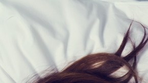 Darse la espalda mientras duermen puede ser muy mala señal.