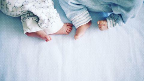 La bebé nació a las 25 semanas y el niño, 11 semanas después.
