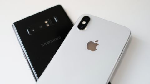 Aseguran que algunos modelos de teléfono de ambas empresas superan hasta en un 500% los límites de radiación.