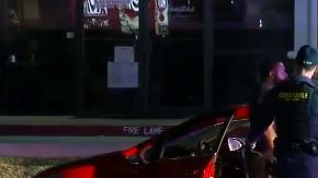 El hombre salió del auto y les pidió a los policías que lo mataran.