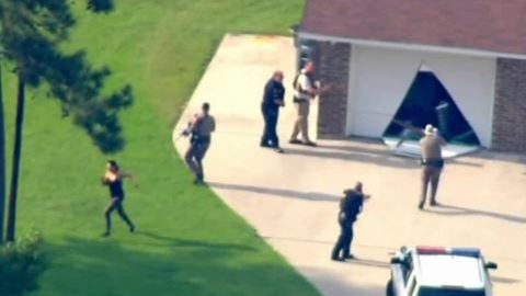 La mujer pudo hacerse de la pistola y le disparo a su pareja.
