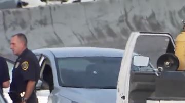 Tiroteo en plena autopista durante hora pico deja a dos personas muertas.