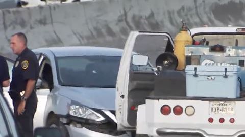 Tiroteo en plena autopista durante hora pico deja a dos personas muertas.