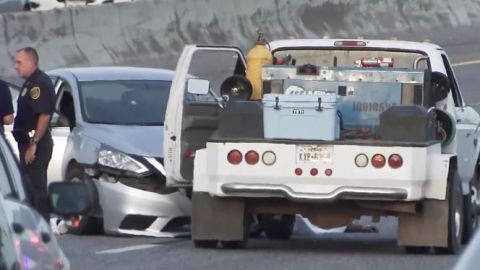 Tiroteo en plena autopista durante hora pico deja a dos personas muertas.