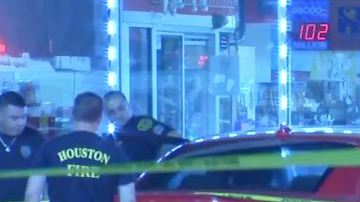 La policía respondió a reportes de una balacera en la intersección de la calle Collingsworth y la autopista Eastex Freeway a eso de la 1 a.m.