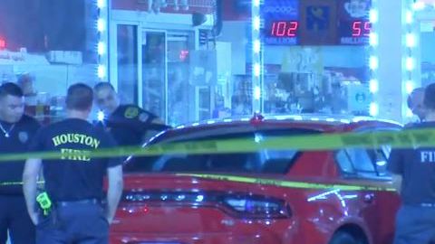 La policía respondió a reportes de una balacera en la intersección de la calle Collingsworth y la autopista Eastex Freeway a eso de la 1 a.m.