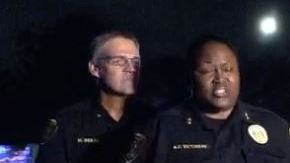 Investigadores dicen que el hombre se apuntó la pistola a la cabeza.