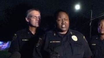 Investigadores dicen que el hombre se apuntó la pistola a la cabeza.