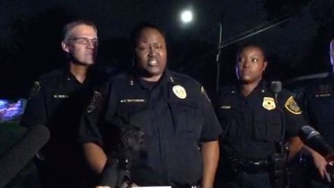 Investigadores dicen que el hombre se apuntó la pistola a la cabeza.