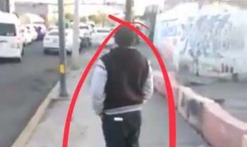 El joven parece no inmutarse ante la violenta escena.