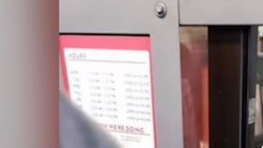 El cliente llamó a la oficina corporativa para quejarse del incidente.