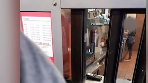 El cliente llamó a la oficina corporativa para quejarse del incidente.