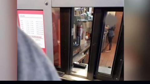 El cliente llamó a la oficina corporativa para quejarse del incidente.
