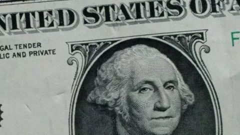 El dólar mantiene su fortaleza frente a la divisa mexicana.